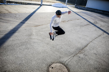 Young man jumping with inlineskates - DAWF000492