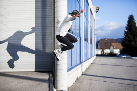 Junger Mann macht einen Trick auf Inline-Skates, lizenzfreies Stockfoto