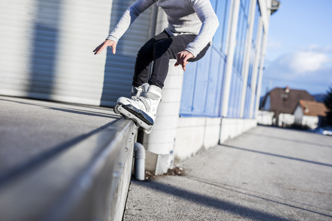 Tiefschnitt eines jungen Mannes, der einen Trick auf Inline-Skates macht, lizenzfreies Stockfoto