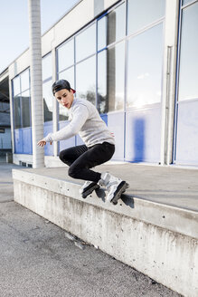 Junger Mann macht einen Trick auf Inline-Skates - DAWF000504
