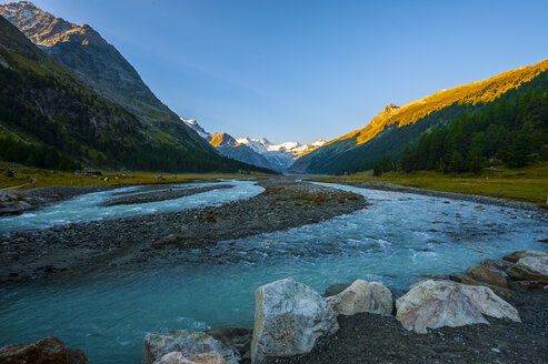 Schweiz, Rosegtal, Bernina-Gletscher und Fluss bei Sonnenaufgang im Sommer - LOMF000200