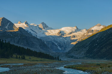 Schweiz, Rosegtal, Bernina-Gletscher und Fluss bei Sonnenaufgang im Sommer - LOMF000201