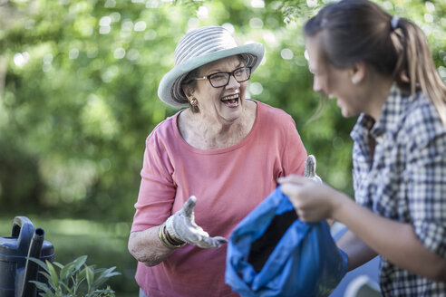 Glückliche ältere Frau und junges Mädchen bei der gemeinsamen Gartenarbeit - ZEF008286