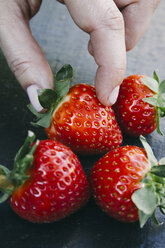 Finger nehmen eine Erdbeere - ABZF000183