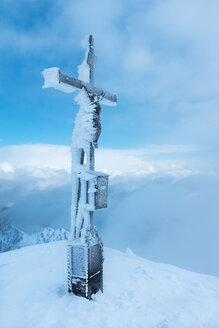 Österreich, Bundesland Salzburg, Gipfelkreuz auf dem Sonntagshorn im Winter - HAMF000140