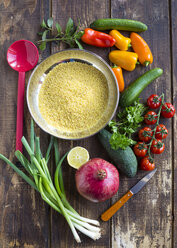 Zutaten für veganen Bulgursalat, Tomate, Gurke, Paprika, Avocado und Granatapfelkerne - SARF002495