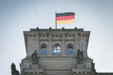 Deutschland, Berlin, Deutsche Flagge auf dem Reichstag - ASCF000471