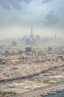 Dubai, Luftaufnahme von Deira und Bur Dubai mit dem Creek und der Skyline von Downtown, mit dem Burj Khalifa in der Ferne - NKF000442