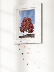 Blätter fallen von Baum in Bilderrahmen, 3D-Rendering - AHUF000099
