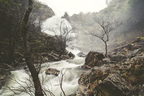 Spanien, Galicien, Fluss Belelle in Neda, lizenzfreies Stockfoto