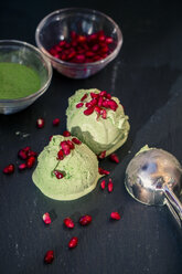 Hausgemachtes Matcha-Eis mit Granatapfelkernen - SARF002501