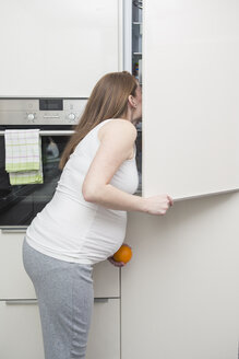 Schwangere Frau schaut in den Kühlschrank - VTF000503