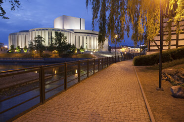 Polen, Bydgoszcz, Opera Nova bei Nacht, Gasse auf der Mühleninsel am Fluss Brda - ABO000074