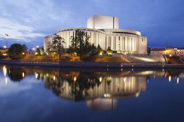 Polen, Bydgoszcz, Opera Nova in der Abenddämmerung und Fluss Brda - ABO000075