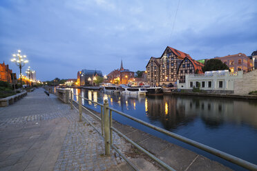 Polen, Bydgoszcz, Stadtbild in der Abenddämmerung am Fluss Brda mit alten Getreidespeichern - ABOF000077