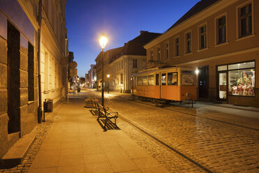 Polen, Bydgoszcz, Dluga Straße bei Nacht - ABO000080