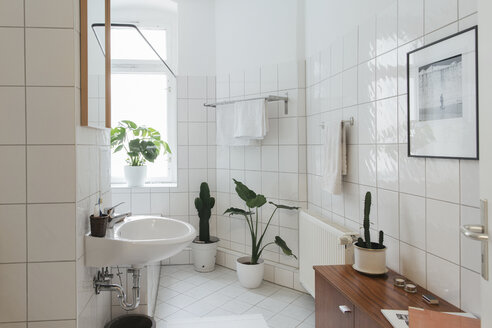 Minimalistisches weißes Badezimmer - JUBF000078