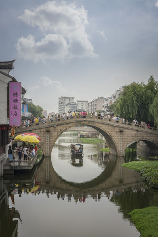 China, Shanghai, Brücke mit Touristen in der antiken Stadt Qibao, lizenzfreies Stockfoto