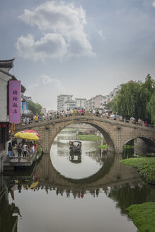 China, Shanghai, Brücke mit Touristen in der antiken Stadt Qibao - NKF000448