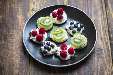 Mini-Pfannkuchen mit Sahne und Früchten - SARF002508