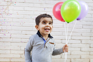 Porträt eines glücklichen Kleinkindes mit drei Luftballons - VABF000113