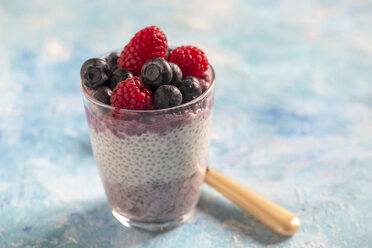 Glas Chia-Pudding mit Heidelbeeren und Himbeeren - SARF002510