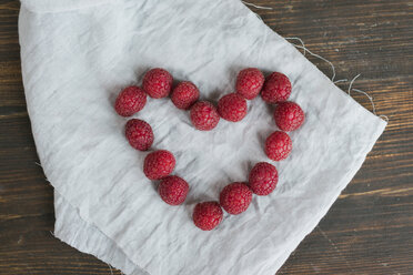 Heart shaped with raspberries - JPF000108