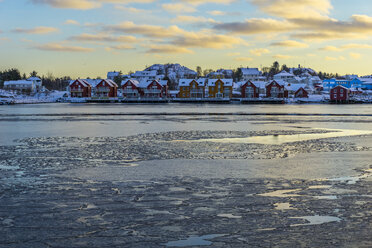 Norwegen, Lofoten Inseln, Ballstad, Hafen bei Sonnenaufgang - LOMF000209