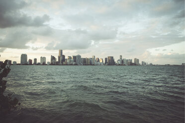 USA, Miami, Blick von Key Biscayne auf die Skyline von Miami - CHPF000210