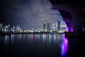 USA, Miami, Blick auf die Skyline bei Dämmerung - CHPF000213