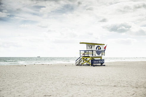 USA, Miami, Blick auf den Wärterturm am leeren Strand an einem stürmischen Tag - CHPF000220