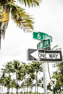 USA, Miami, Straßenschild des Ocean Drive - CHPF000221