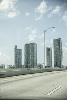 USA, Miami, leere Straße mit Wolkenkratzern im Hintergrund - CHPF000222