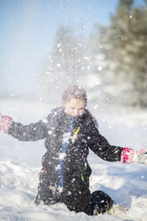 Mädchen wirft Schnee in die Luft - ASCF000482