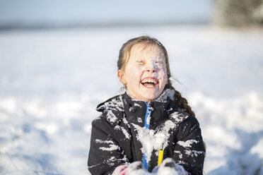 Porträt eines lachenden Mädchens mit schneebedecktem Gesicht - ASCF000483