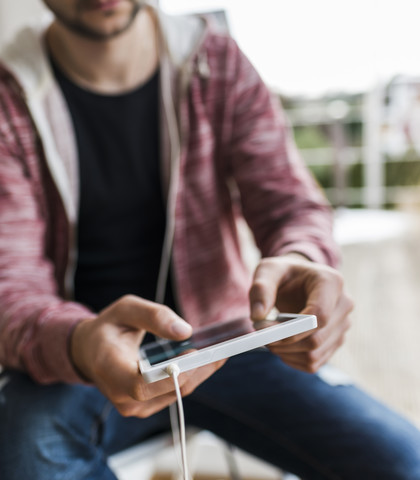 Nahaufnahme eines Mannes mit Phablet, lizenzfreies Stockfoto