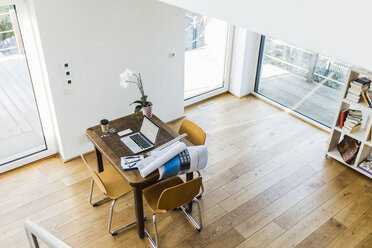 Laptop on wooden desk in an apartment - UUF006415