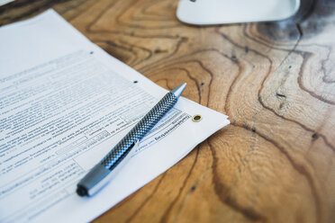 Contract and pen on wooden table - UUF006419