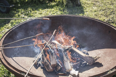 Germany, Brandenburg, Children roasting sausages at fire place - ASCF000499