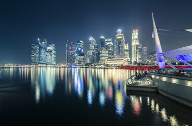 Singapur, Skyline von Singapur bei Nacht - STCF000155