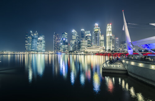 Singapur, Skyline von Singapur bei Nacht - STCF000155
