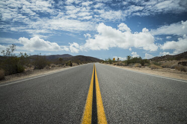 USA, Kalifornien, Straße im Joshua Tree National Park - STCF000164