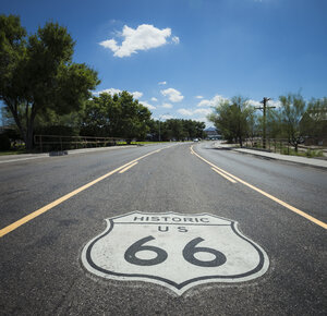 USA, Arizona, Straße mit Route 66-Schild - STCF000166
