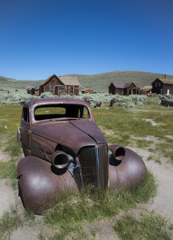 USA, Kalifornien, verrostetes Auto in der Geisterstadt Bodie, lizenzfreies Stockfoto