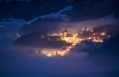 Österreich, Salzburger Land, Bad Dürrnberg bei Nacht, Nebel - STCF000181