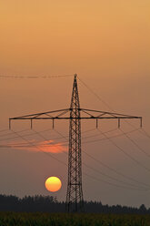 Germany, Bavaria, power pylon and evening sun - UMF000797