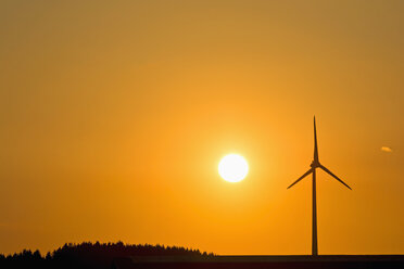 Wind wheel and evening sun - UMF000804