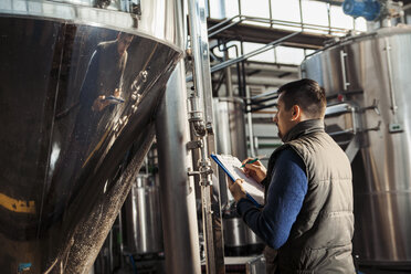 Junger Mann arbeitet in einer Handwerksbrauerei - ZEDF000038