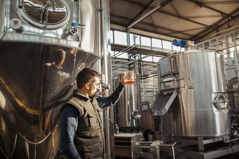 Junger Mann arbeitet in einer Handwerksbrauerei - ZEDF000048