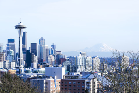 USA, Washington, Seattle, Stadtbild mit Weltraumnadel und Berg, lizenzfreies Stockfoto